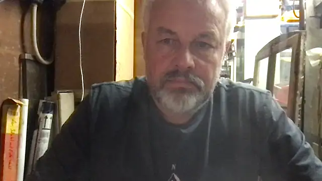 Snapshot of Berg_Boy chatting on 10-17-25, 04:20 Berg Boy online show from 10-17-25, 04:20