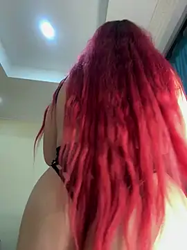 Snapshot of Ivelleee_ chatting on 10-19-25, 12:00 Ivelleee online show from 10-19-25, 12:00