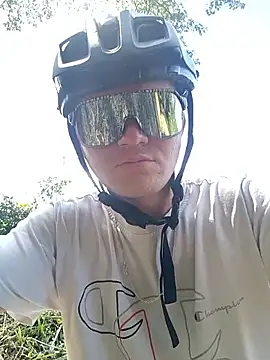 Snapshot of JuanMaty chatting on 11-17-25, 05:41 JuanMaty online show from 11-17-25, 05:41