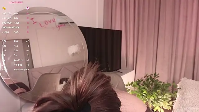 Snapshot of NormaCusson chatting on 10-26-25, 07:36 NormaCusson online show from 10-26-25, 07:36