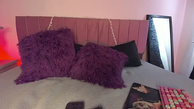 Snapshot of kitty-kryss chatting on 02-19-26, 04:36 kitty-kryss online show from 02-19-26, 04:36