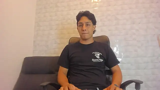 Snapshot of Stone_grey1_ chatting on 03-16-25, 01:07 Stone grey1 online show from 03-16-25, 01:07