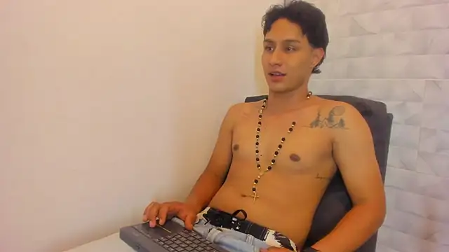 Snapshot of Stone_grey1_ chatting on 03-18-25, 02:36 Stone grey1 online show from 03-18-25, 02:36