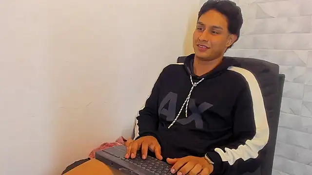 Snapshot of Stone_grey1_ chatting on 03-19-25, 08:45 Stone grey1 online show from 03-19-25, 08:45