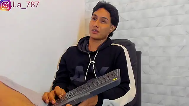 Snapshot of Stone_grey1_ chatting on 03-20-25, 08:53 Stone grey1 online show from 03-20-25, 08:53