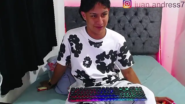 Snapshot of Stone_grey1_ chatting on 11-04-25, 06:34 Stone grey1 online show from 11-04-25, 06:34