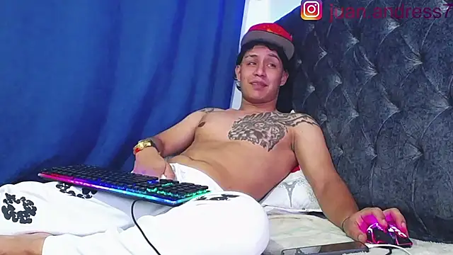 Snapshot of Stone_grey1_ chatting on 12-19-25, 02:40 Stone grey1 online show from 12-19-25, 02:40