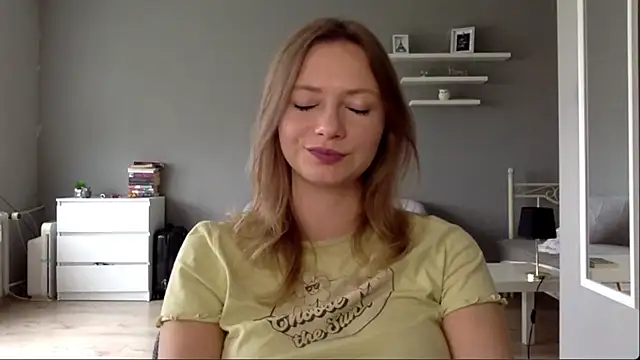 Snapshot of MillieShow chatting on 10-11-25, 02:15 MillieShow online show from 10-11-25, 02:15