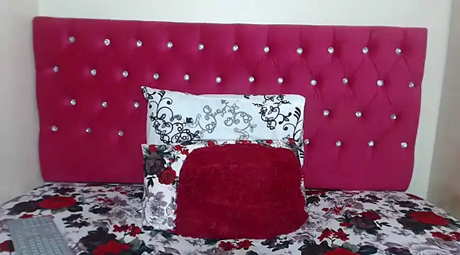 Snapshot of LUNAx02 chatting on 03-18-25, 11:31 LUNAx02 online show from 03-18-25, 11:31