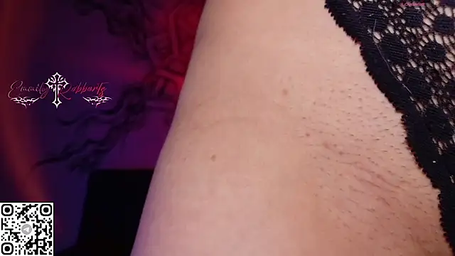 Emmi Roberts online show from 05-19-26, 01:56