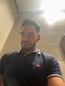 Snapshot of Leon__Hart_ chatting on 05-25-26, 03:29 Leon Hart online show from 05-25-26, 03:29