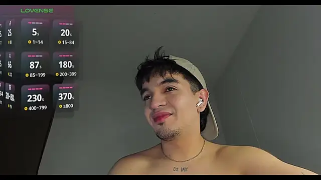 Snapshot of cmzo_ chatting on 04-19-26, 04:01 cmzo online show from 04-19-26, 04:01