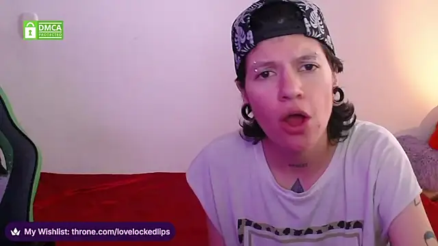 Snapshot of lovelockedlips chatting on 04-10-26, 08:35 lovelockedlips online show from 04-10-26, 08:35