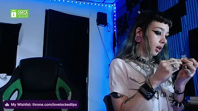 Snapshot of lovelockedlips chatting on 07-11-26, 03:04 lovelockedlips online show from 07-11-26, 03:04