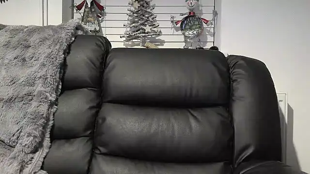 Snapshot of Sizzling_Indie36 chatting on 12-21-25, 06:59 Sizzling Indie36 online show from 12-21-25, 06:59