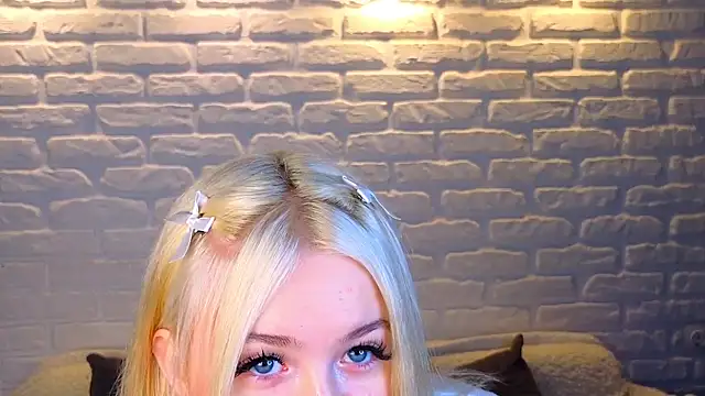 Snapshot of minigirl chatting on 03-22-25, 03:20 minigirl online show from 03-22-25, 03:20