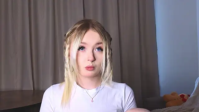 Snapshot of minigirl chatting on 02-04-26, 05:02 minigirl online show from 02-04-26, 05:02