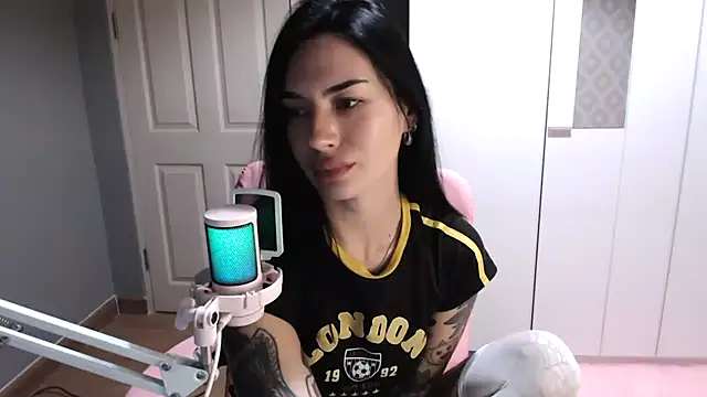 Snapshot of pixielustt chatting on 11-10-25, 05:01 pixielustt online show from 11-10-25, 05:01