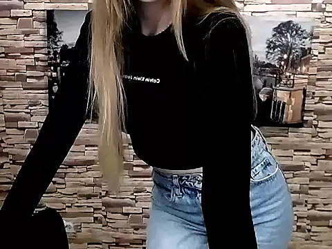 Snapshot of Doll_Angelina chatting on 03-19-25, 10:00 Doll Angelina online show from 03-19-25, 10:00