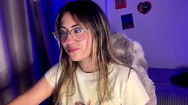 Snapshot of emma__bell_ chatting on 10-23-25, 10:52 emma bell online show from 10-23-25, 10:52