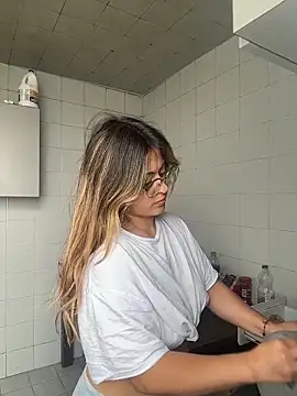 Snapshot of emma__bell_ chatting on 12-04-25, 02:37 emma bell online show from 12-04-25, 02:37