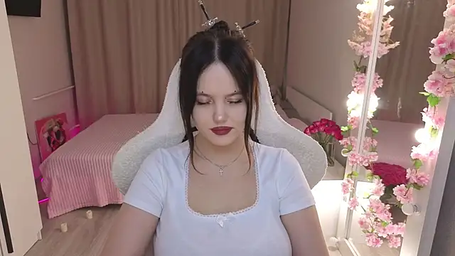 Betty  Davvis online show from 10-25-25, 02:13