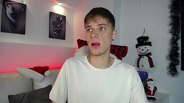 Snapshot of Robbin_Blaze chatting on 12-14-25, 05:35 Robbin Blaze online show from 12-14-25, 05:35