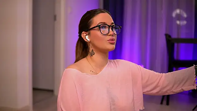 Snapshot of AryaDeluna chatting on 11-26-25, 07:26 AryaDeluna online show from 11-26-25, 07:26