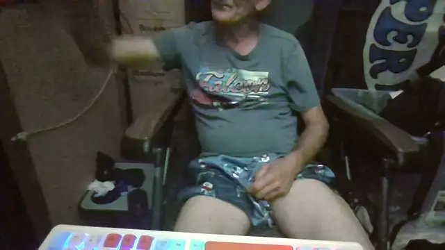 Snapshot of Lovyourpuss chatting on 05-17-26, 02:02 Lovyourpuss online show from 05-17-26, 02:02