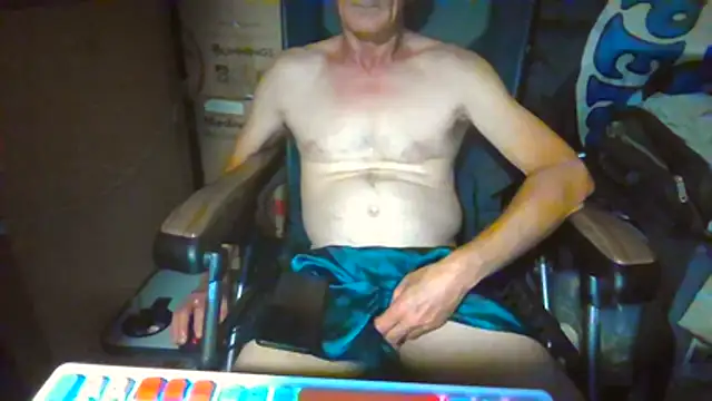 Snapshot of Lovyourpuss chatting on 05-18-26, 04:24 Lovyourpuss online show from 05-18-26, 04:24