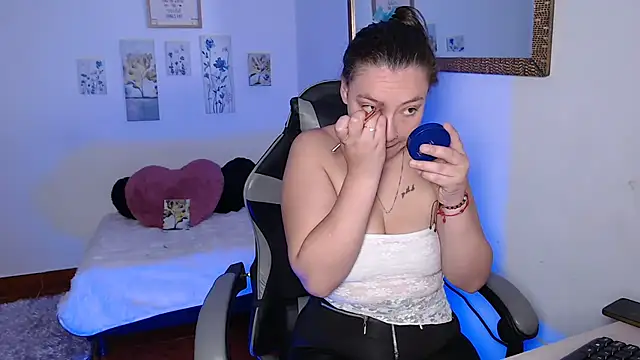 Snapshot of mariaana__222 chatting on 02-06-26, 06:51 mariaana 222 online show from 02-06-26, 06:51