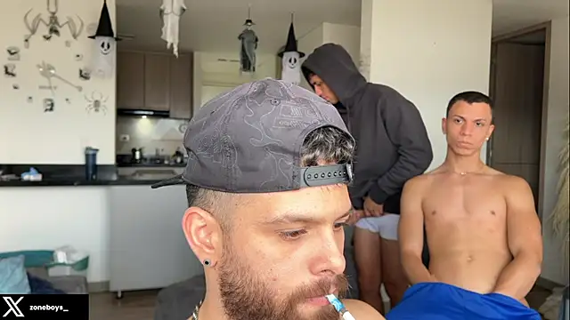 Snapshot of zoneboys chatting on 10-25-25, 08:36 zoneboys online show from 10-25-25, 08:36