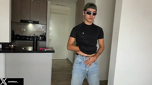 Snapshot of zoneboys chatting on 12-18-25, 06:58 zoneboys online show from 12-18-25, 06:58