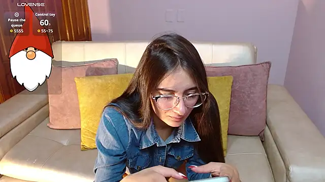 Snapshot of alesiamoore chatting on 12-17-25, 03:07 alesiamoore online show from 12-17-25, 03:07