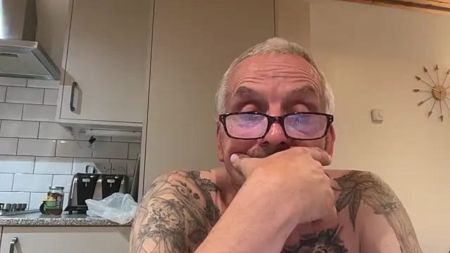 Snapshot of poggles chatting on 09-19-25, 08:31 poggles online show from 09-19-25, 08:31