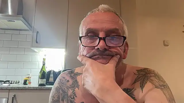 Snapshot of poggles chatting on 09-20-25, 09:05 poggles online show from 09-20-25, 09:05