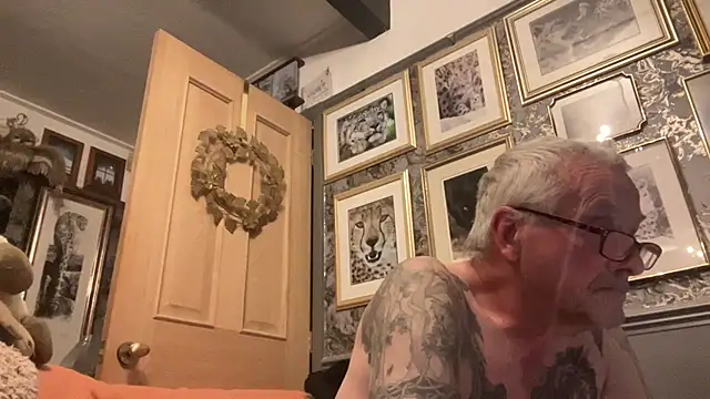 Snapshot of poggles chatting on 09-30-25, 08:03 poggles online show from 09-30-25, 08:03