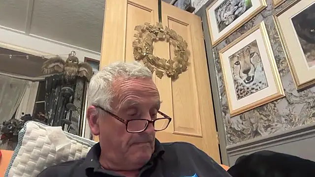 Snapshot of poggles chatting on 10-14-25, 08:31 poggles online show from 10-14-25, 08:31