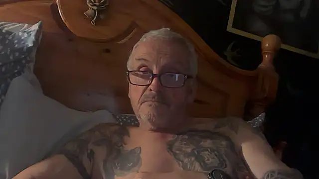 Snapshot of poggles chatting on 10-22-25, 07:24 poggles online show from 10-22-25, 07:24