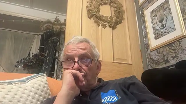 Snapshot of poggles chatting on 10-28-25, 09:39 poggles online show from 10-28-25, 09:39