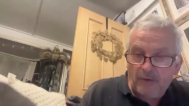 Snapshot of poggles chatting on 10-30-25, 09:59 poggles online show from 10-30-25, 09:59