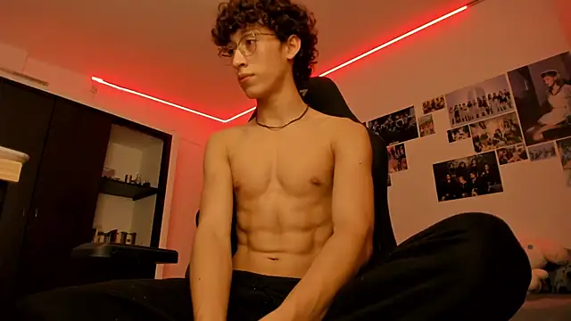 Snapshot of velvet_skyn chatting on 10-22-25, 04:35 velvet skyn online show from 10-22-25, 04:35