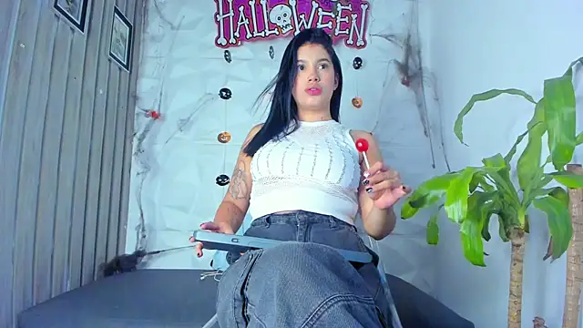 Snapshot of zarahcoxx chatting on 10-18-25, 03:53 zarahcoxx online show from 10-18-25, 03:53