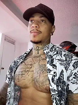 Snapshot of David_tatto1 chatting on 10-18-25, 04:15 David tatto1 online show from 10-18-25, 04:15