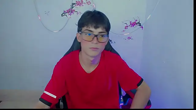 Snapshot of Thommy_cute chatting on 11-19-25, 01:27 Thommy cute online show from 11-19-25, 01:27