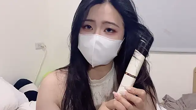 Snapshot of LHeart chatting on 09-26-25, 02:43 LHeart online show from 09-26-25, 02:43