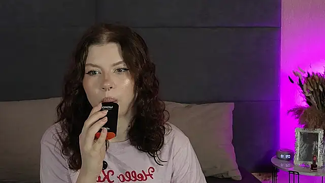 Snapshot of RianaRey chatting on 06-19-26, 06:18 RianaRey online show from 06-19-26, 06:18