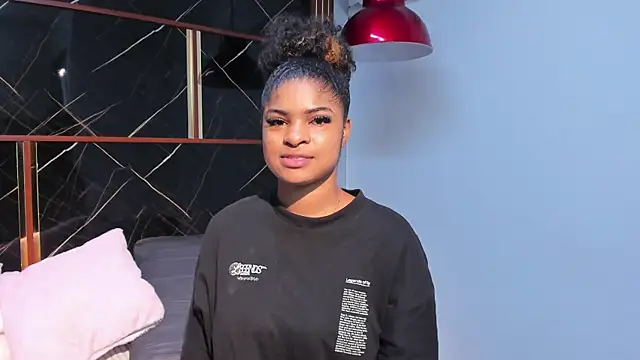 Snapshot of HannyThompson chatting on 11-18-25, 12:31 HannyThompson online show from 11-18-25, 12:31