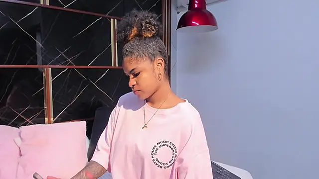 Snapshot of HannyThompson chatting on 11-19-25, 12:05 HannyThompson online show from 11-19-25, 12:05