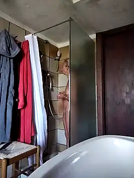 Snapshot of clarabell4 chatting on 11-04-25, 08:13 clarabell4 online show from 11-04-25, 08:13